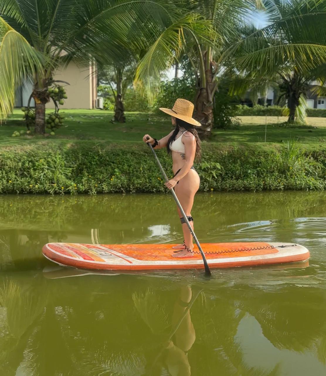 Yanin practicando paddleboard