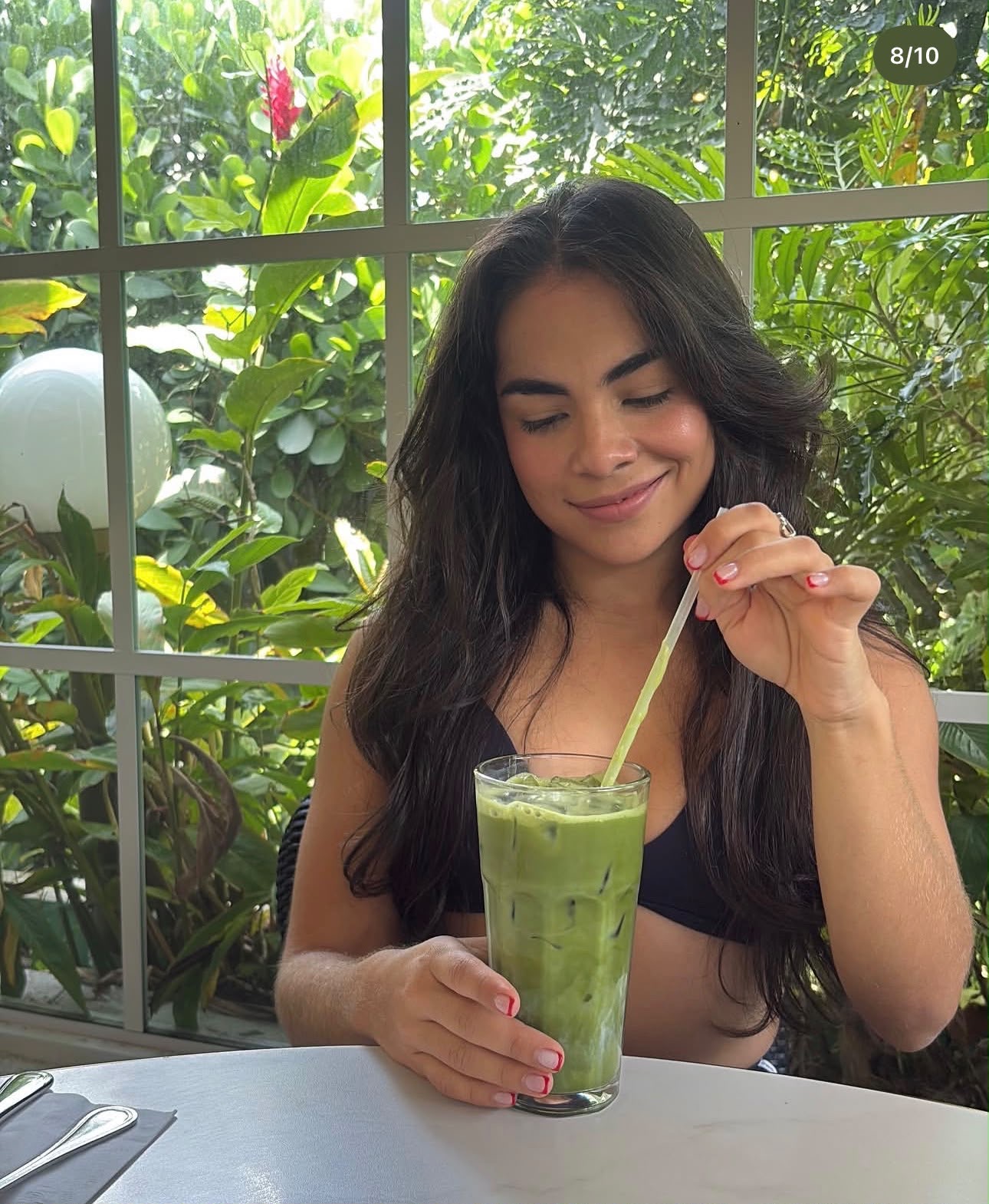 Yanin disfrutando una bebida verde